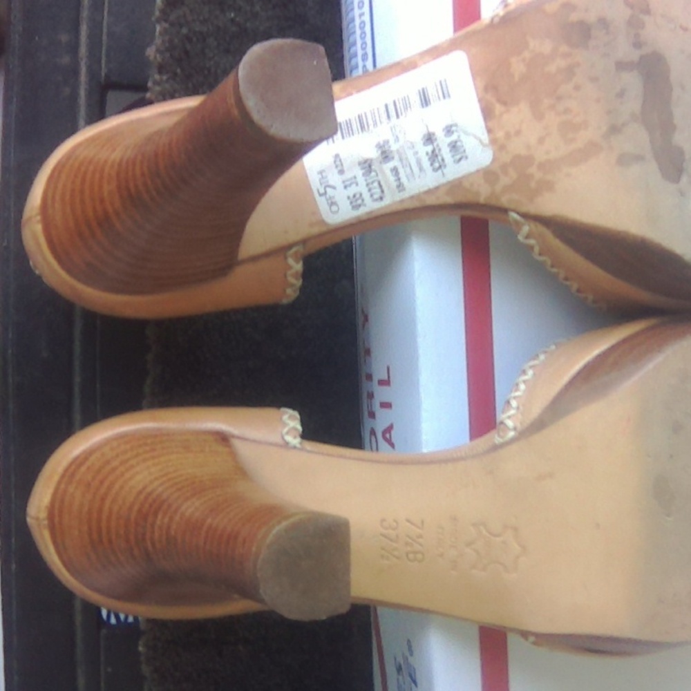 BCBGMAXAZRIA Leather high heels in excellent condition.Size 7.5 B.MSRP $ 259 - Picture 6 of 9